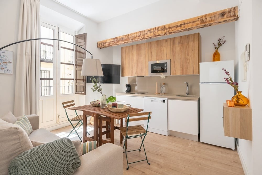 una cocina con electrodomésticos blancos y gabinetes de madera