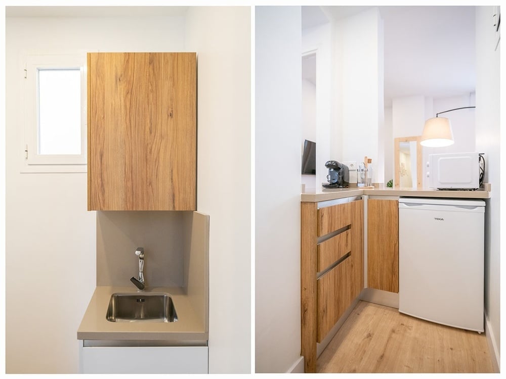una cocina con gabinetes de madera y una nevera toshiba