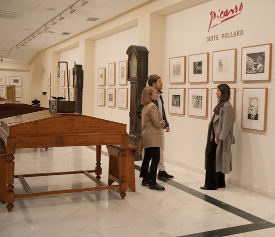 un grupo de personas están mirando una exposición de picasso