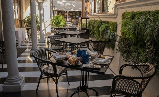 mesas y sillas en un restaurante al aire libre