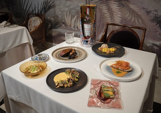 una mesa con platos y una botella de chianti