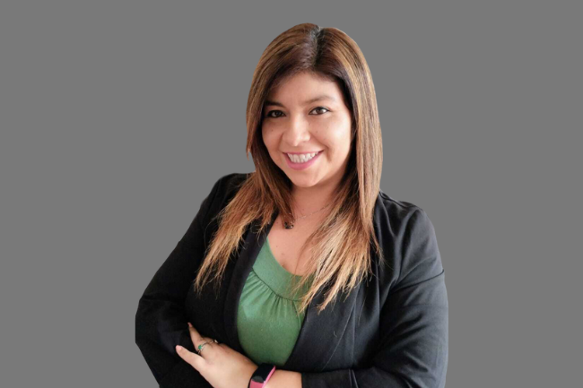 una mujer se para frente a un cartel que dice paraty tech
