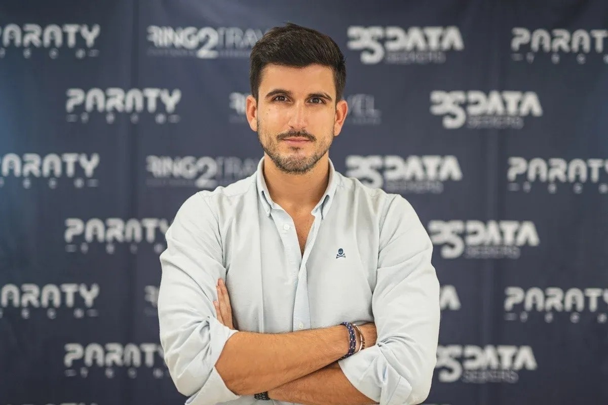 un hombre con los brazos cruzados y una camisa con un cráneo y huesos cruzados