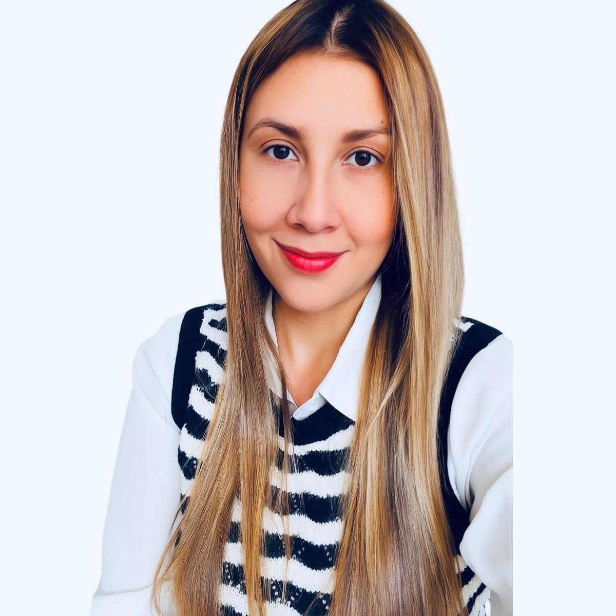 una mujer se para frente a un cartel que dice paraty tech