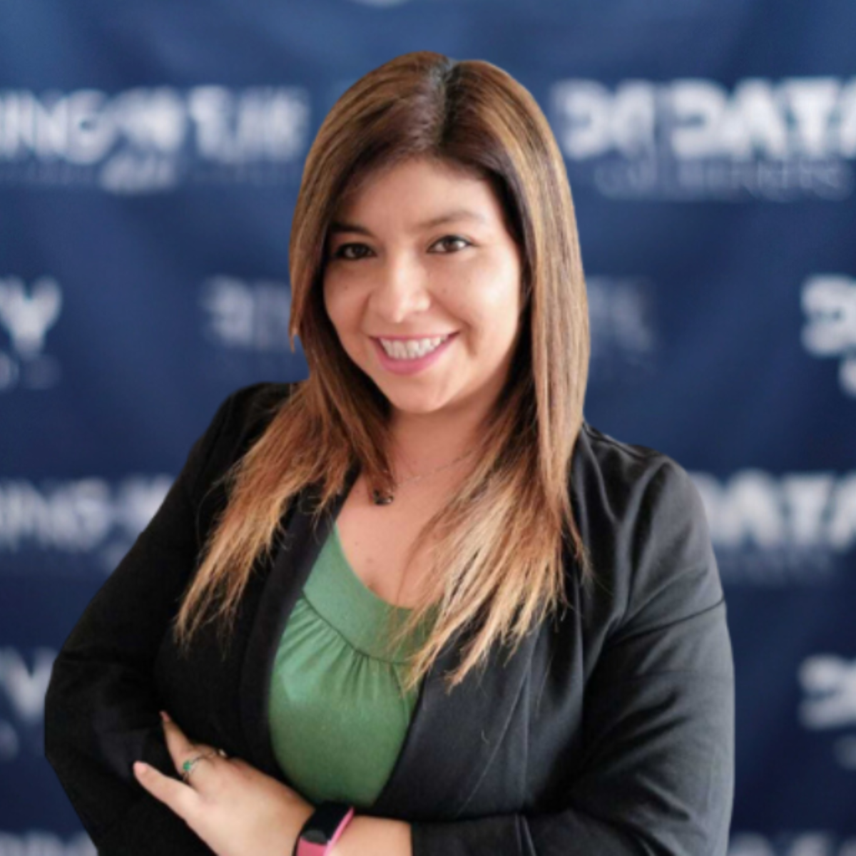 uma mulher está em frente a um banner que diz paraty tech