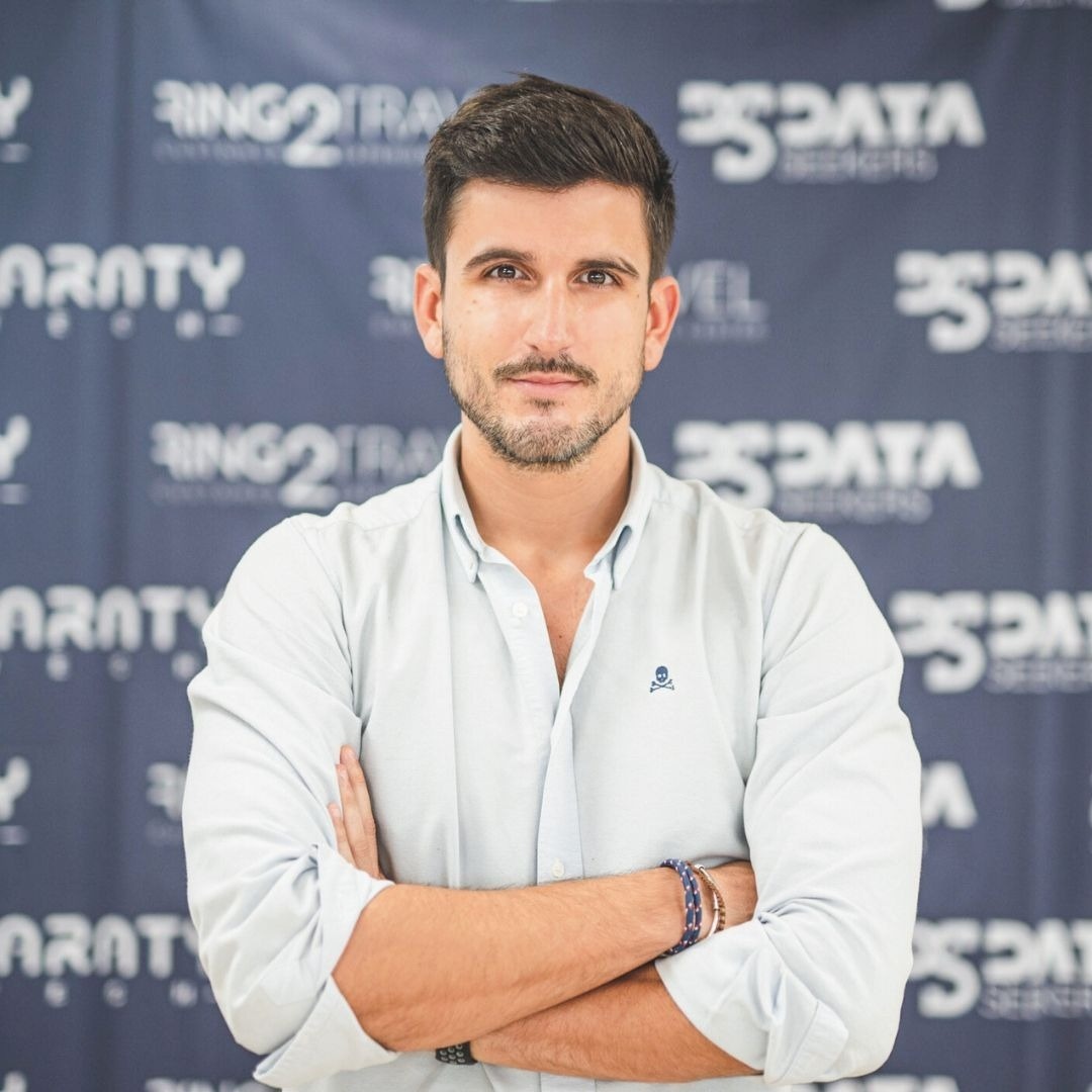 un hombre con los brazos cruzados y una camisa con un cráneo y huesos cruzados