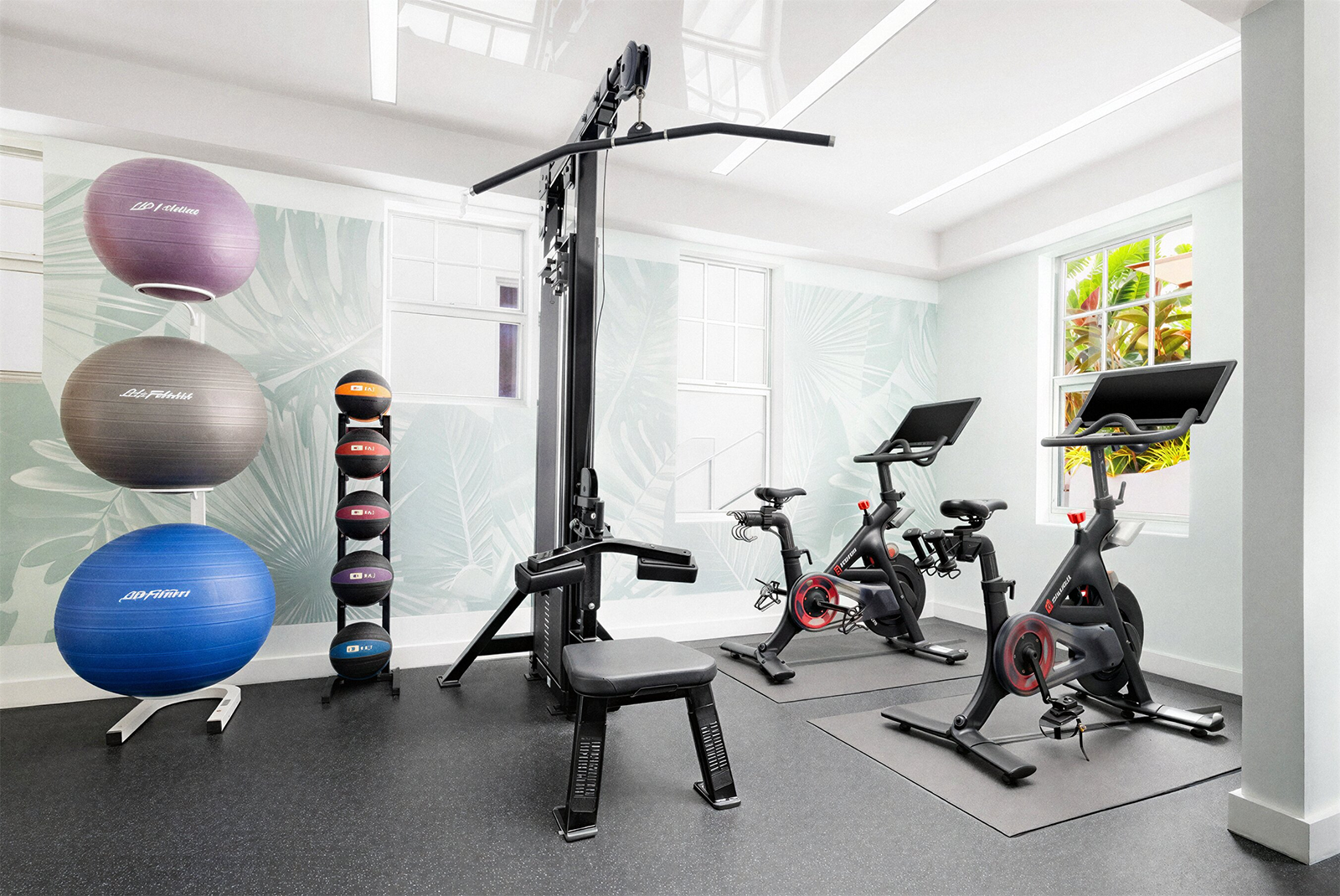 Salle de sport moderne au REEM: Park Central South Beach Hotel avec vélos et poids.