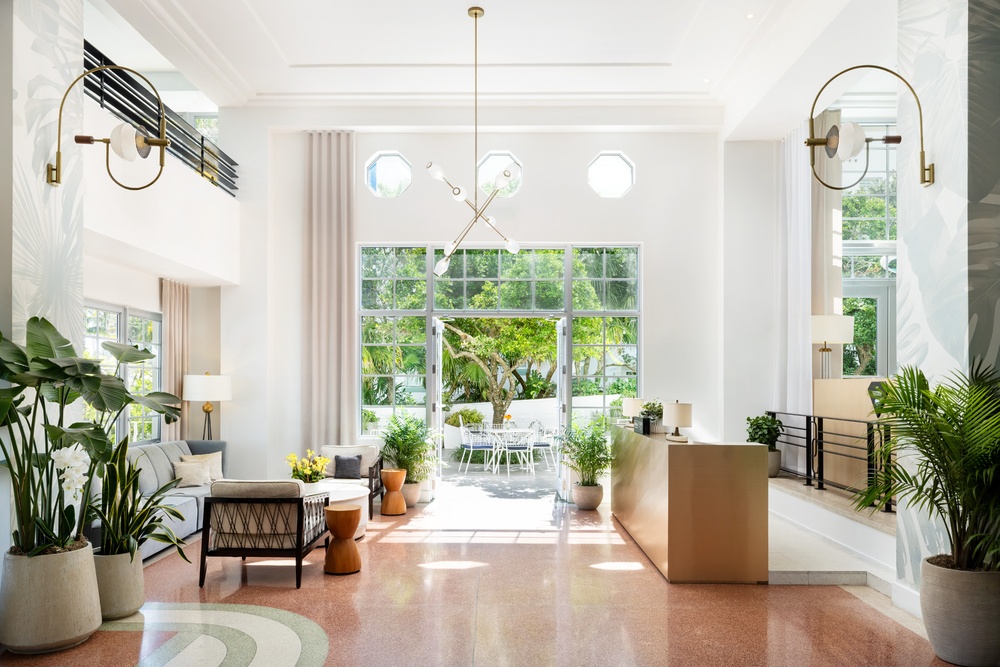 Lobby moderne du REEM: Park Central South Beach Hotel avec lumière naturelle.