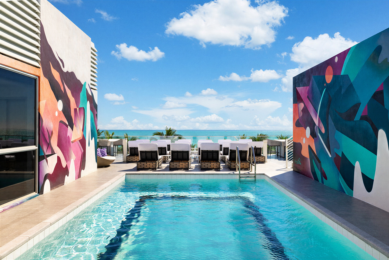 Piscine sur le toit avec des peintures murales vives au REEM: Park Central South Beach Hotel.