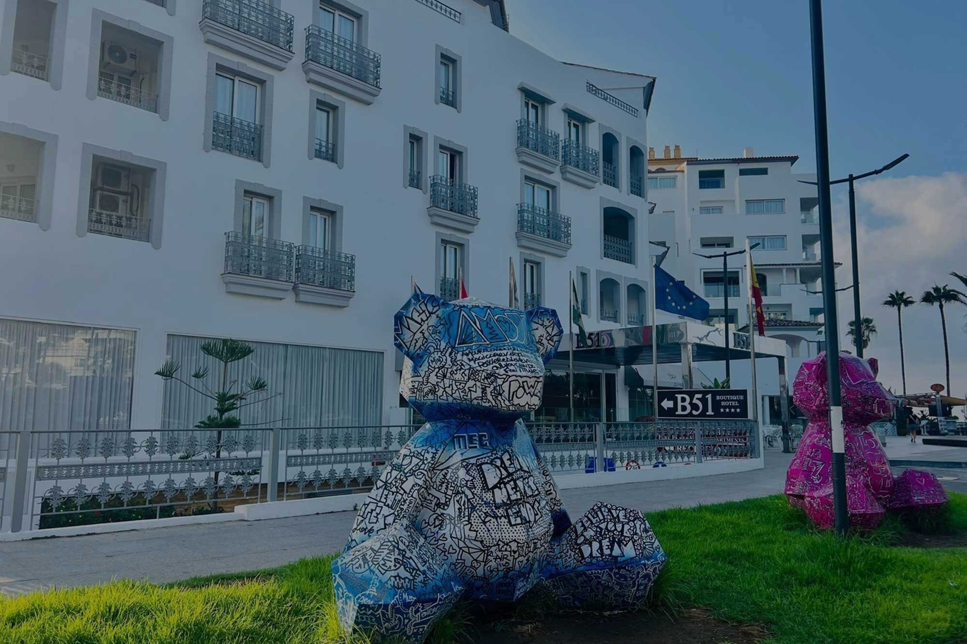 una piscina con sillas y sombrillas alrededor de ella