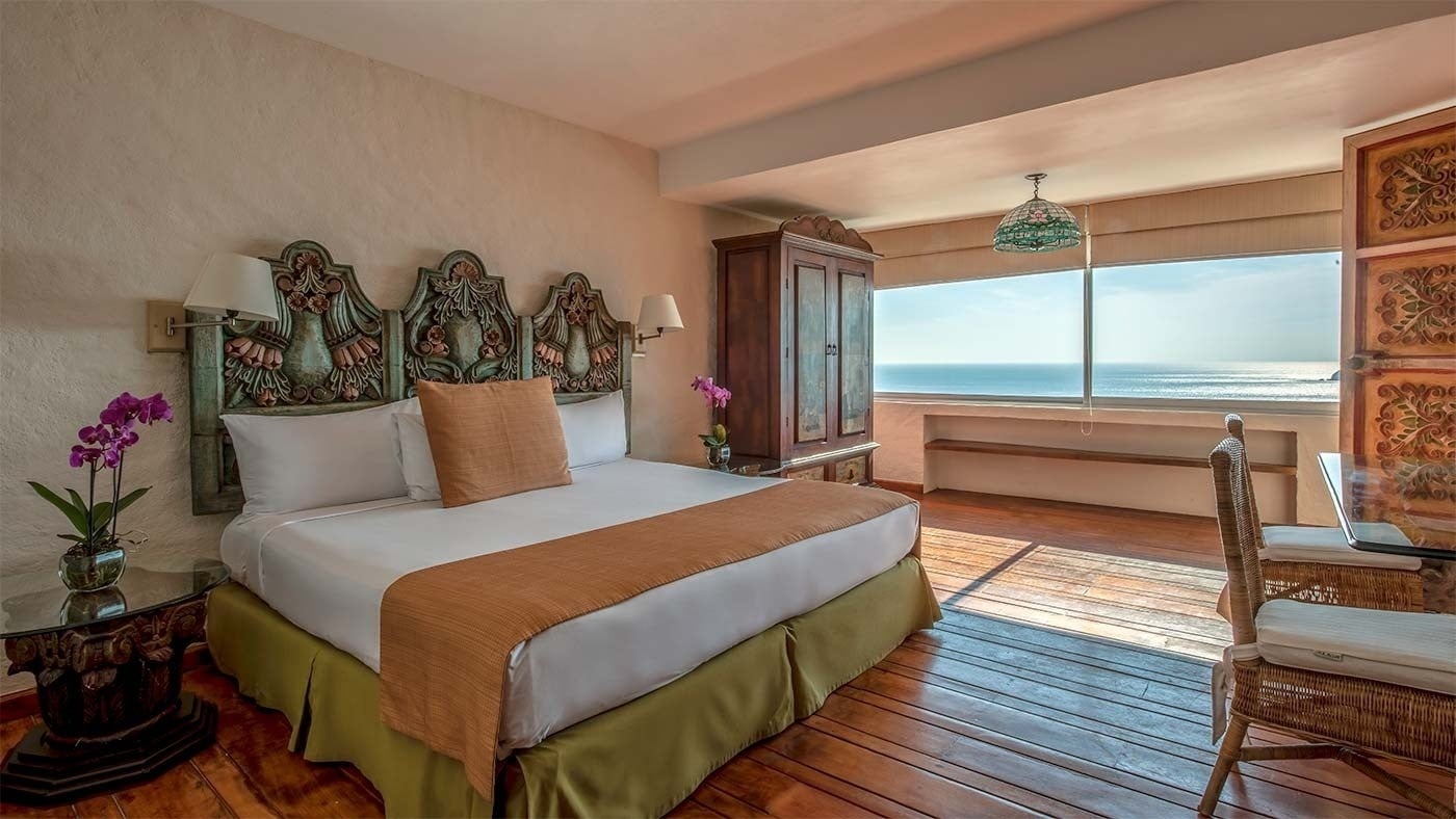 Suite hotel Park Royal Beach Ixtapa con vista al mar y cama king. Reserva ahora.