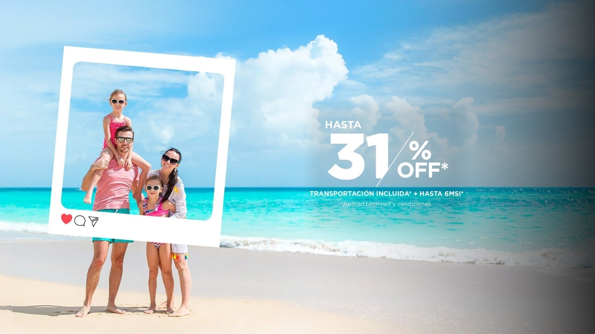 Un anuncio de viaje a la playa muestra a una familia feliz dentro de un marco de red social, promocionando un descuento de hasta el 31%, transporte incluido y hasta 6 meses sin intereses.