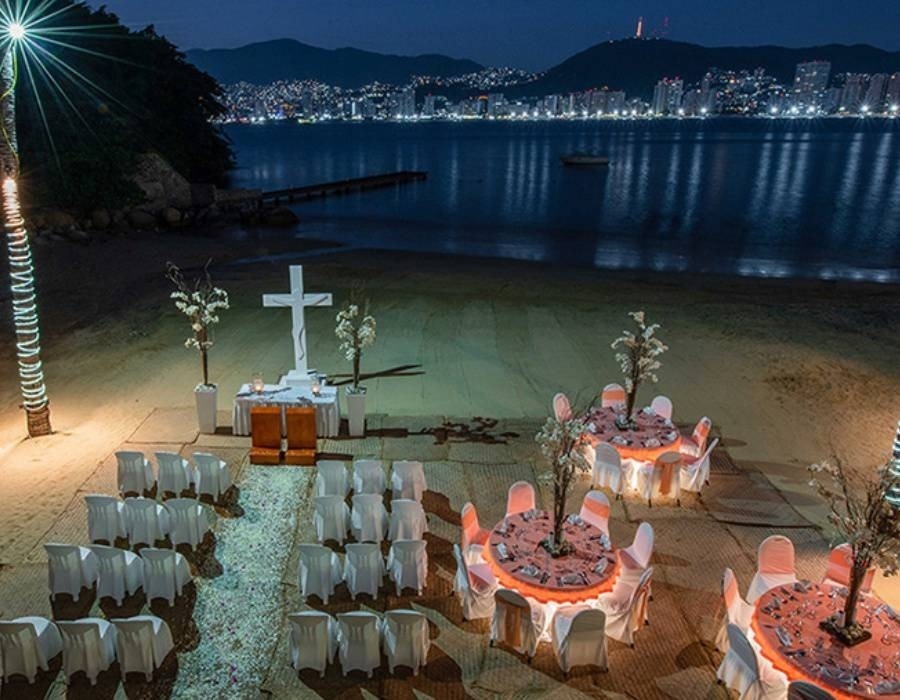 Altar e mesas para os noivos e convidados do Hotel Park Royal Beach Acapulco