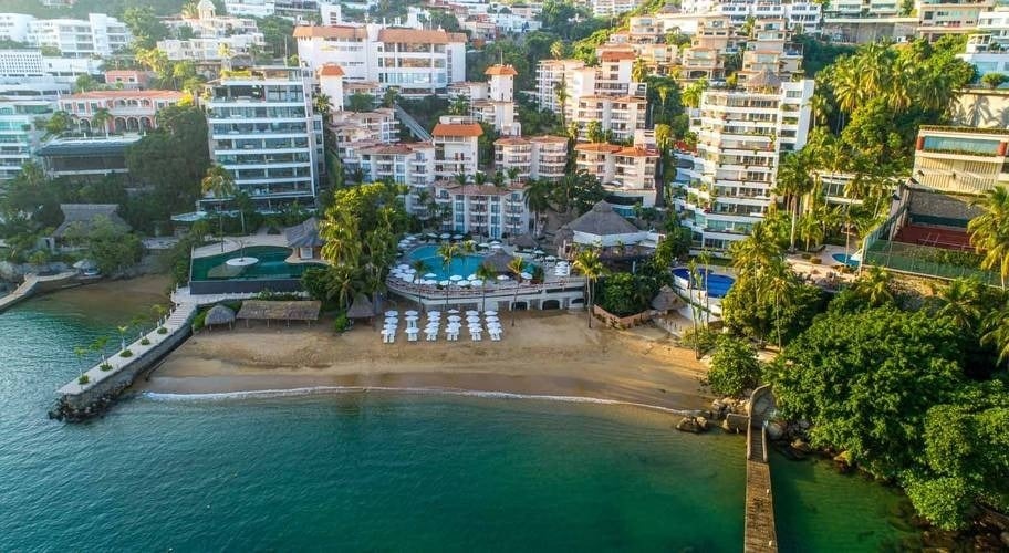 Vista aérea das piscinas ao ar livre e instalações do Park Royal Beach Acapulco