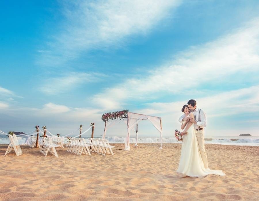 Noivo ao lado de altar e cadeiras na praia mexicana de Park Love