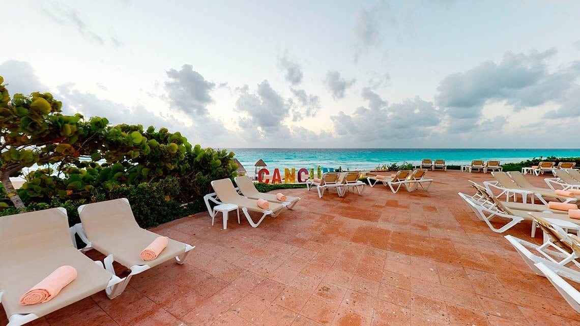 Área de hamacas con vistas al mar del Hotel Park Royal Beach Cancún