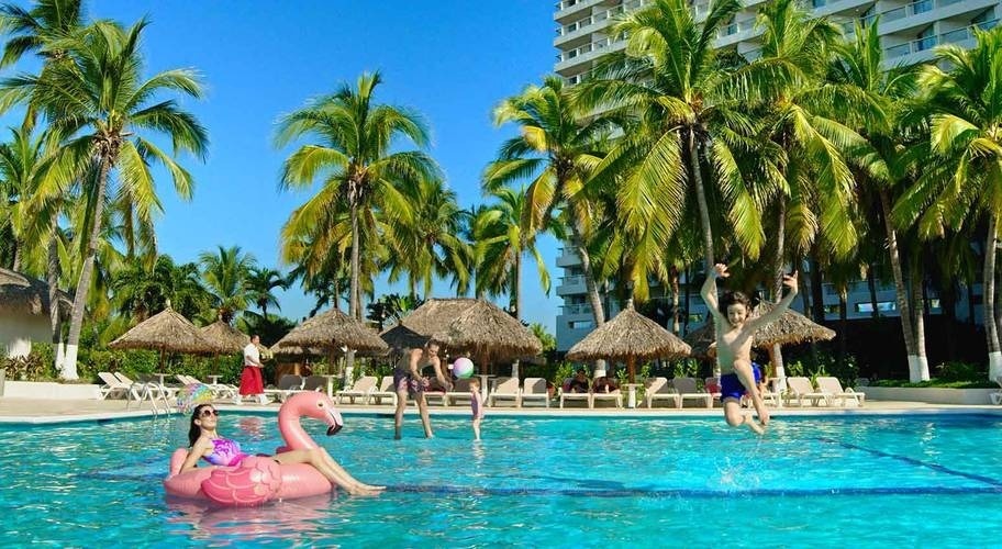 Família curtindo na piscina do resort Beach Ixtapa, México