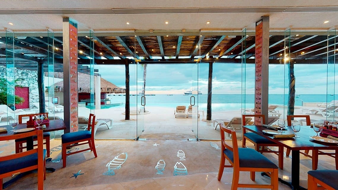 Restaurante com vista para a piscina infinita do Grand Park Royal Cozumel Hotel