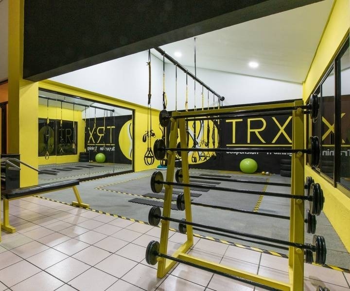 Zona de gimnasio equipado con máquinas, pesas y bolas del Hotel Park Royal Beach Huatulco