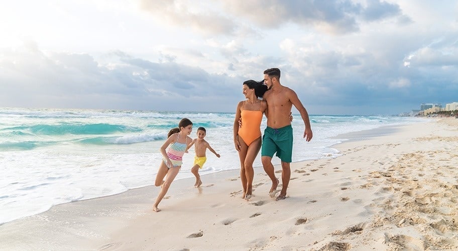 Família na praia ao pôr do sol