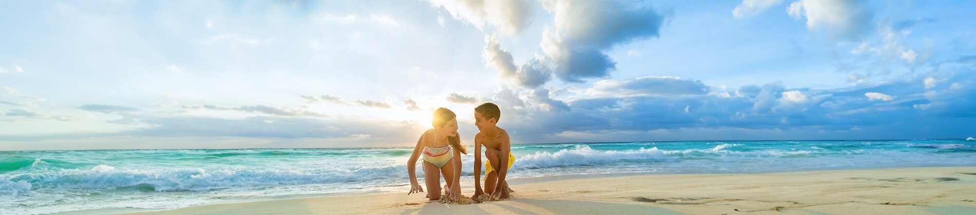 un niño y una niña juegan en la playa con la palabra ofertas de viaje en el fondo