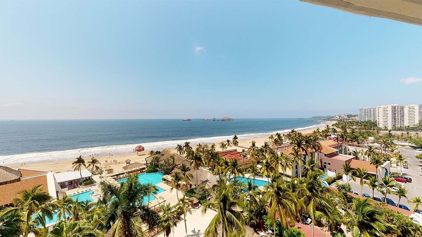 Hotel Park Royal Beach Ixtapa: Vista aérea del Pacífico Mexicano con piscinas y playa.