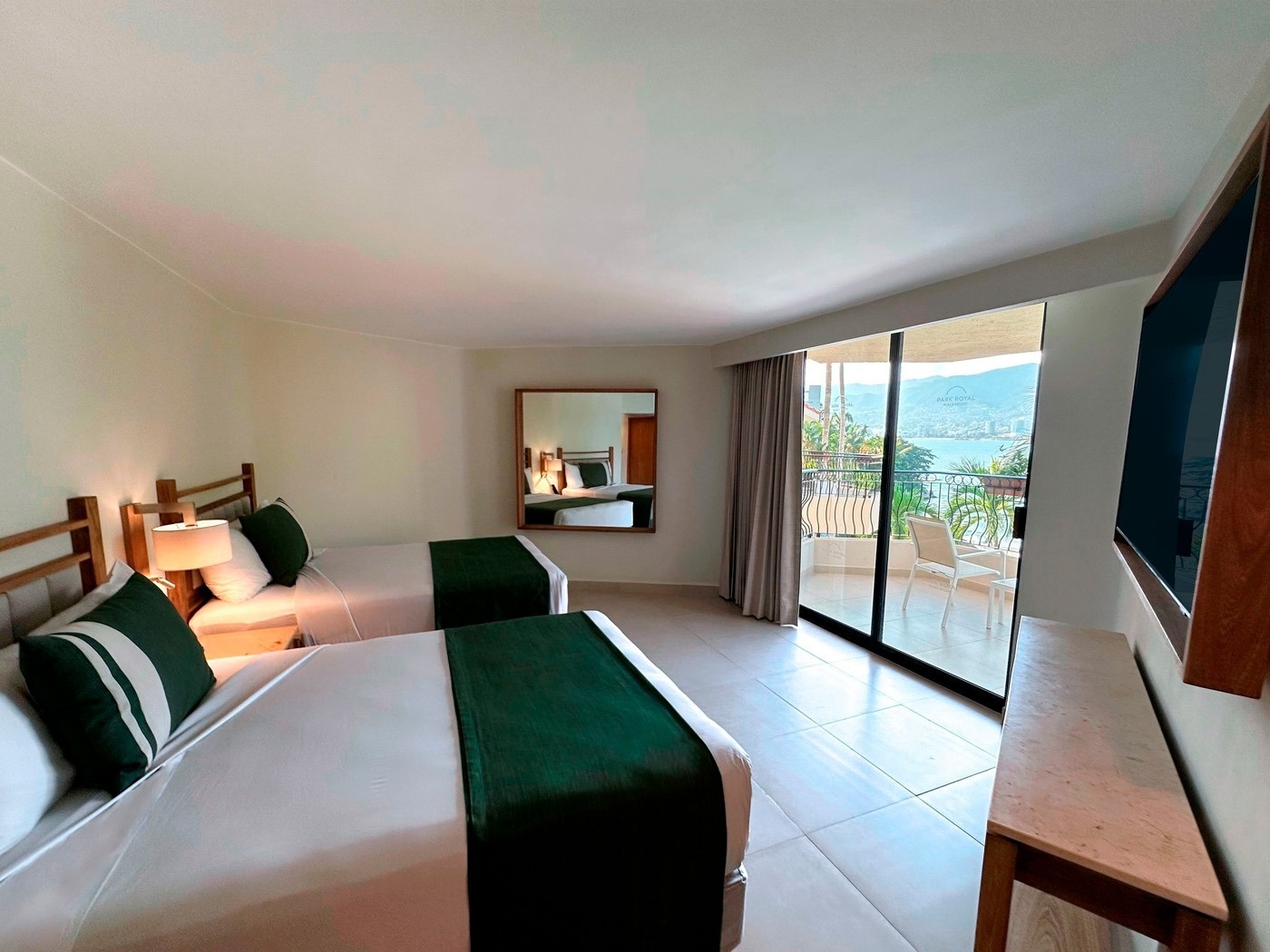 una mesa y sillas en una terraza con vistas al océano