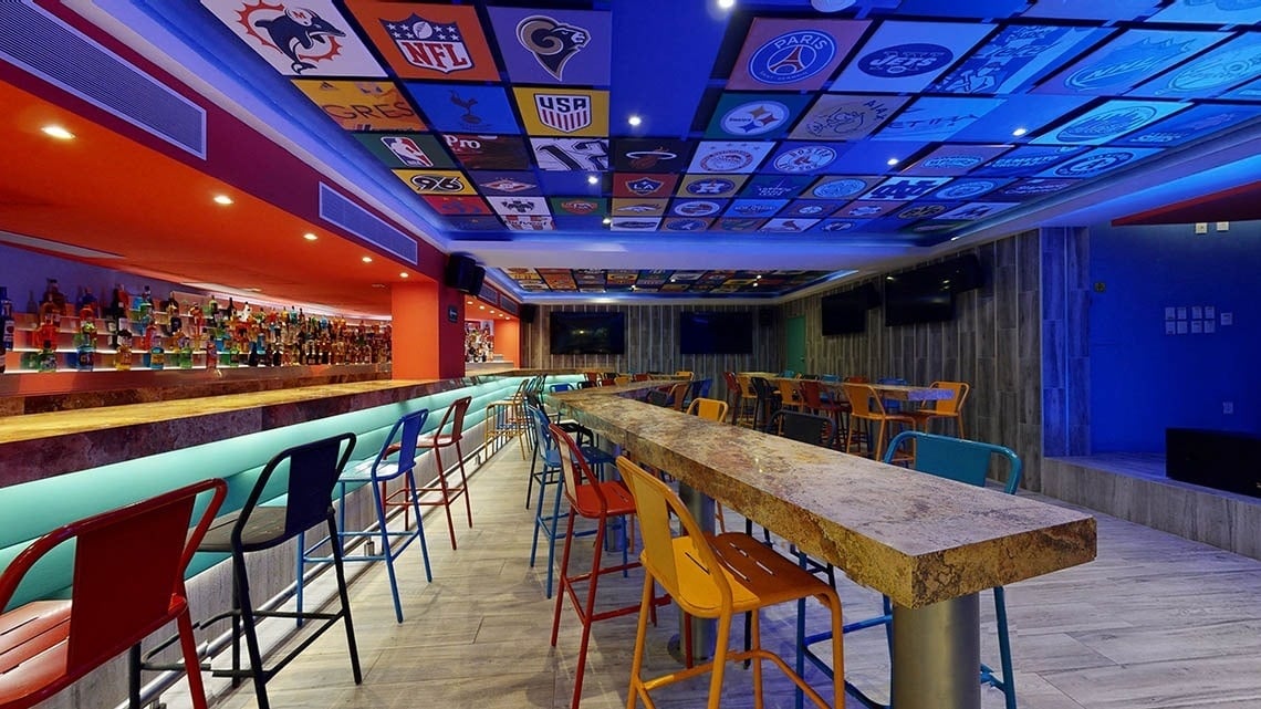 Área de bebidas com bar e bancos no Hotel Grand Park Royal Puerto Vallarta