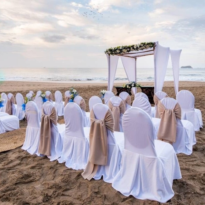 Preparations to get married on the beach of the Hotel Park Royal Beach Ixtapa