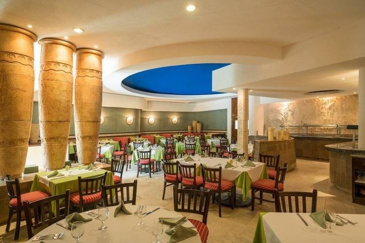 Cozy and pleasant decoration of the El Italiano restaurant of the Grand Park Royal Cozumel Hotel