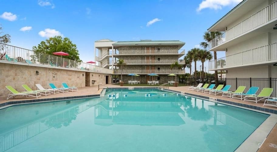 Vista general de piscina exterior e instalaciones de Park Royal Orlando