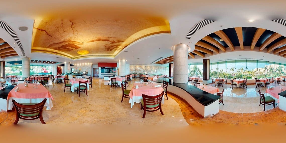 Panorámica del restaurante con vistas al mar del Hotel Grand Park Royal Cancún
