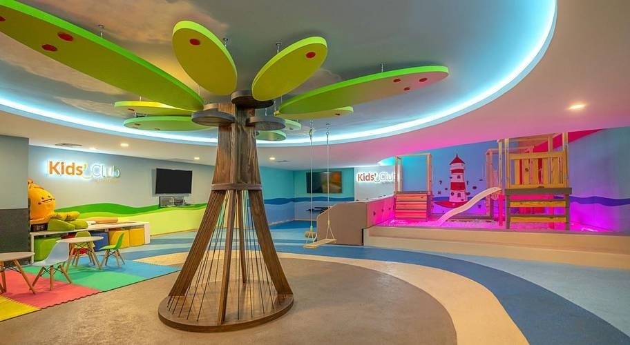 Zona infantil, Kids Club, con columna en forma de árbol en Park Royal hoteles y resorts