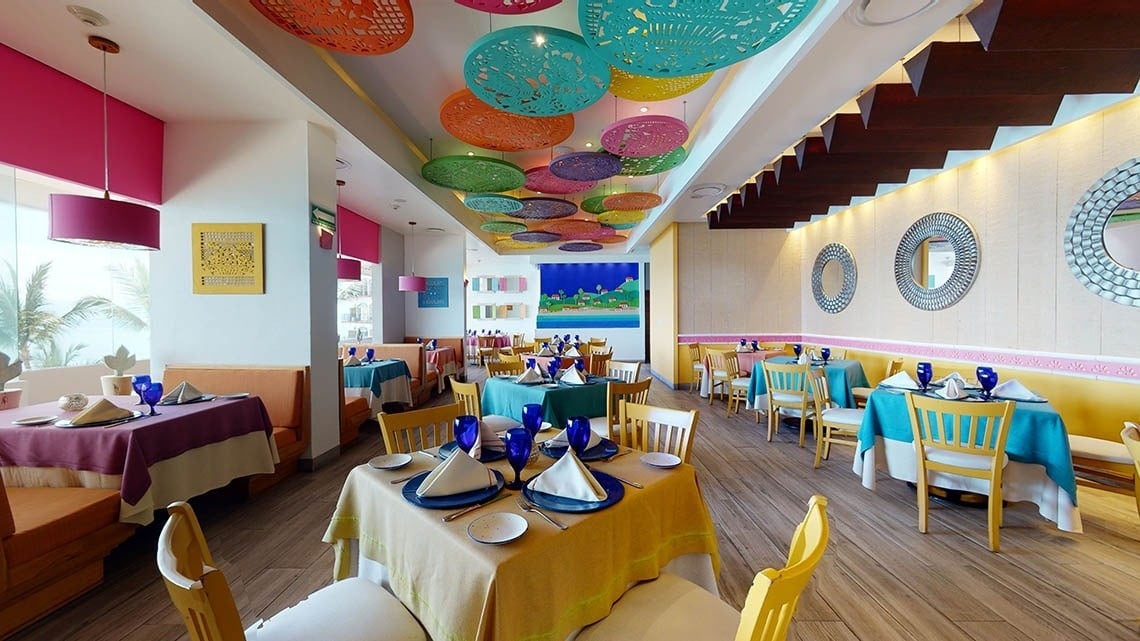 Área de mesa do restaurante Frida com pratos tradicionais no Hotel Grand Park Royal Puerto Vallarta