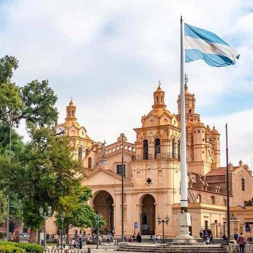La casa rosada con la bandera de argentina en Buenos Aires 