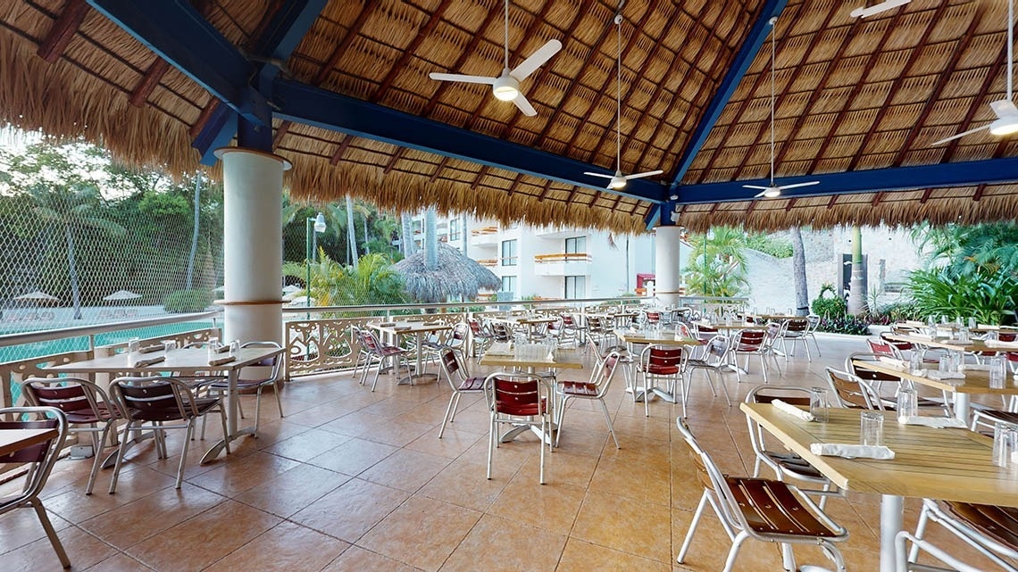 Restaurant with covered terrace of the Hotel Park Royal Beach Acapulco