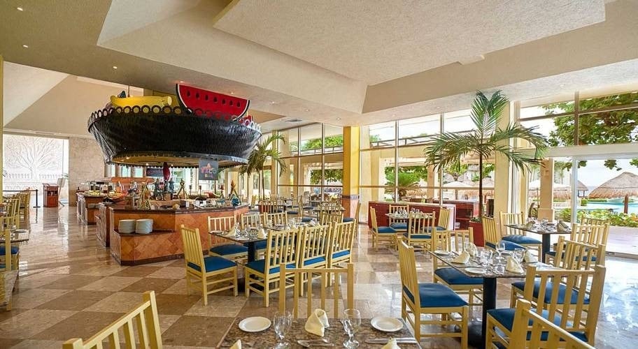 Restaurante con tejado en forma de cesta de frutas, con vistas al mar Caribe del Hotel Grand Park Royal Cancún