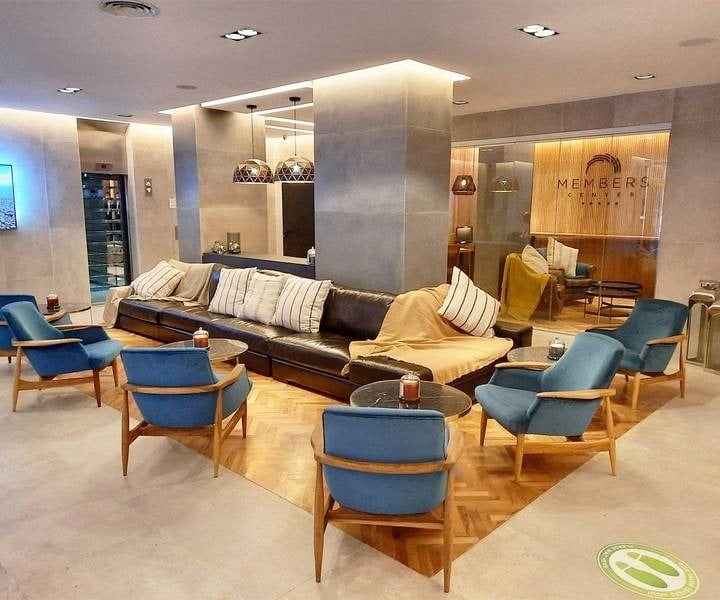 Área de sofás com mesas no hotel City Buenos Aires na Argentina