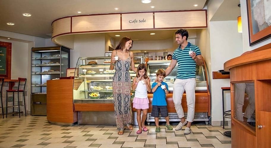 Família tomando sorvete no Café Solé no Park Royal Grand Cancun