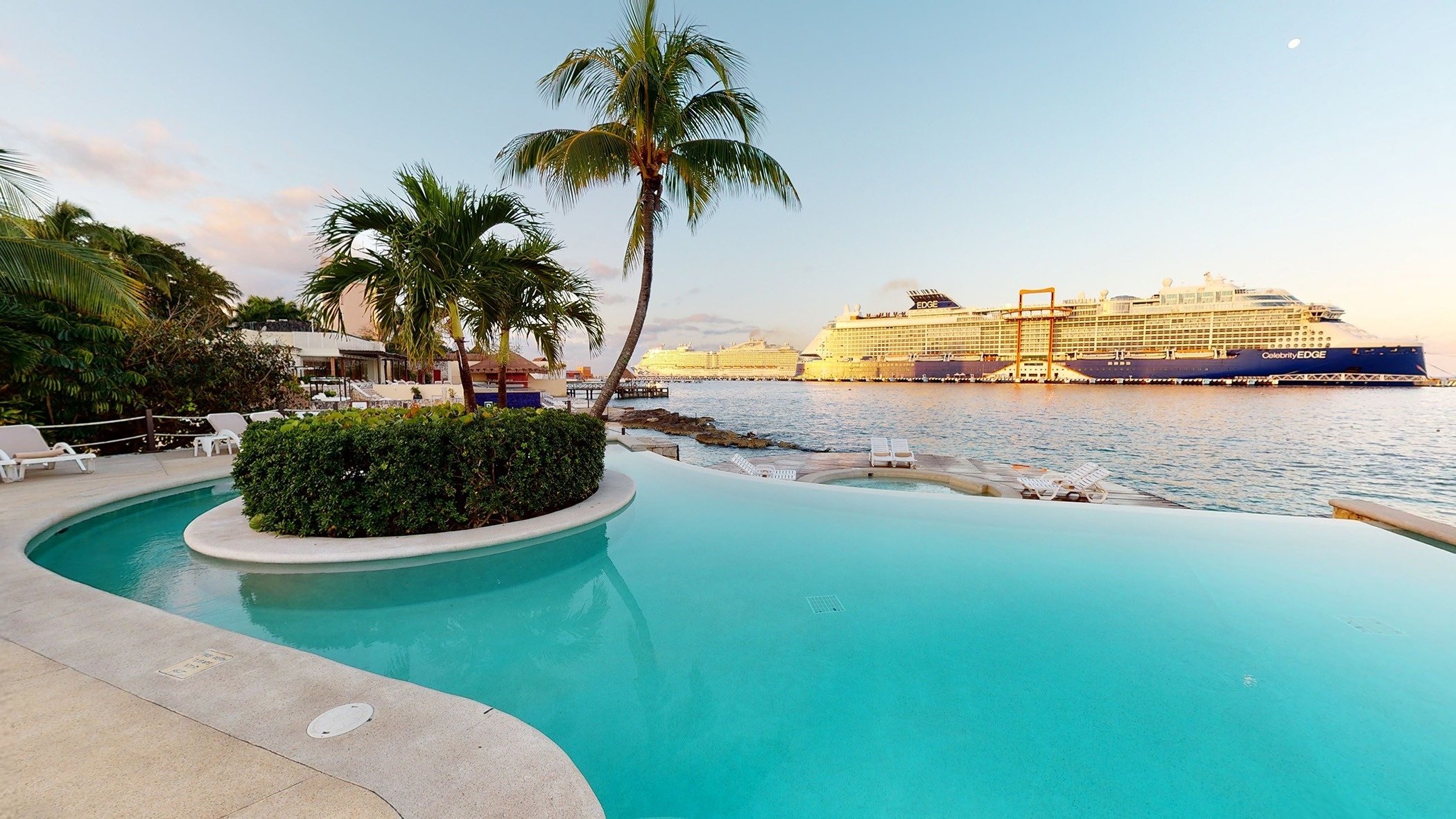 Piscina infinita familiar no Park Royal Grand Cozumel