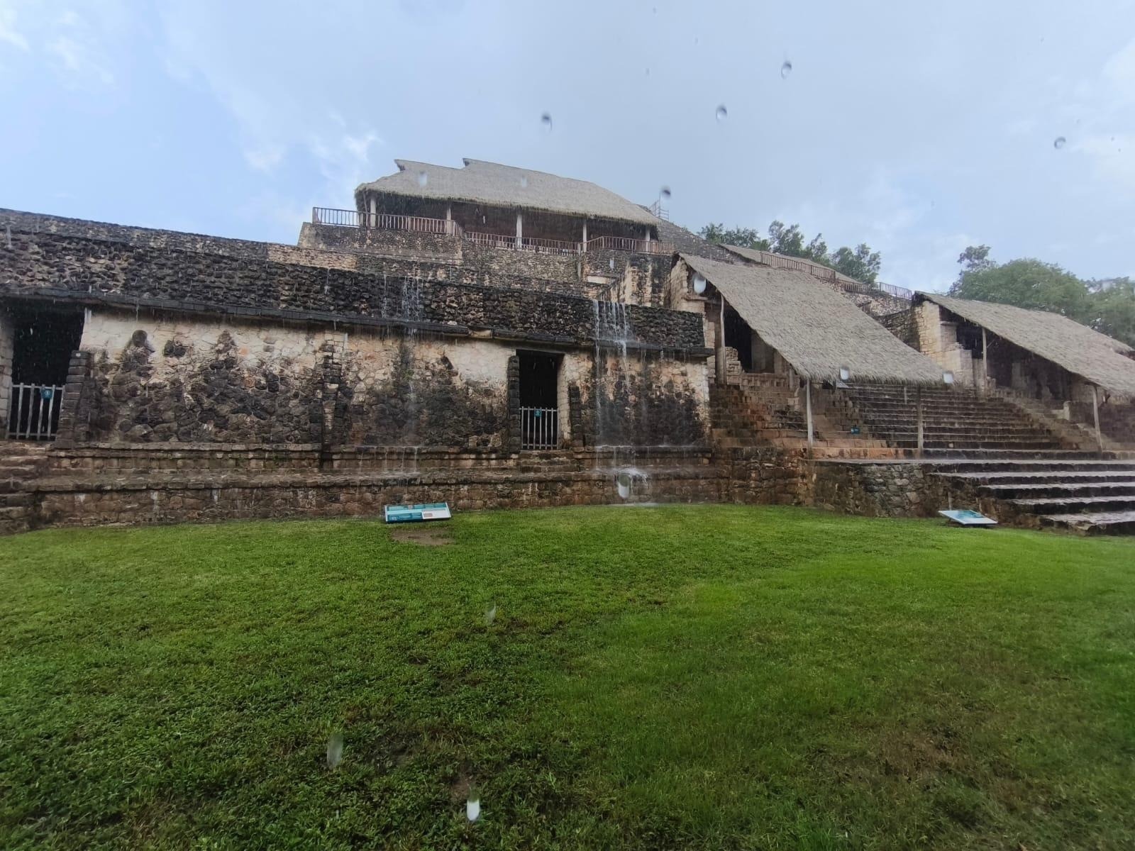 vista do templo Ek Balam durante um dia chuvoso