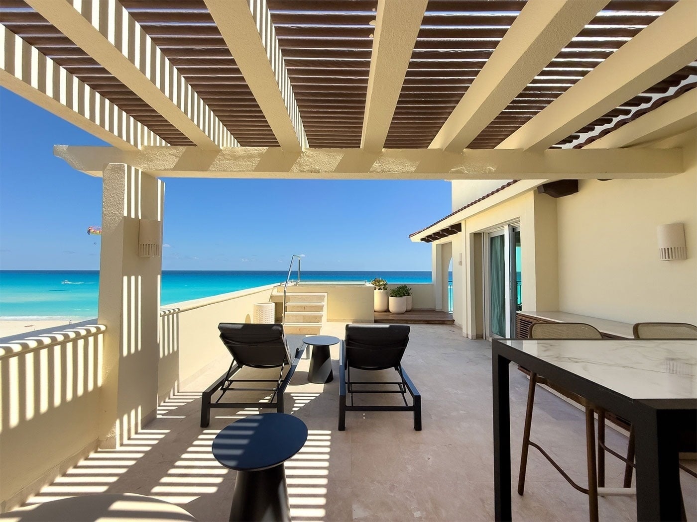 Terraza Royal Select en Grand Park Royal Cancún con vista al mar Caribe Mexicano.