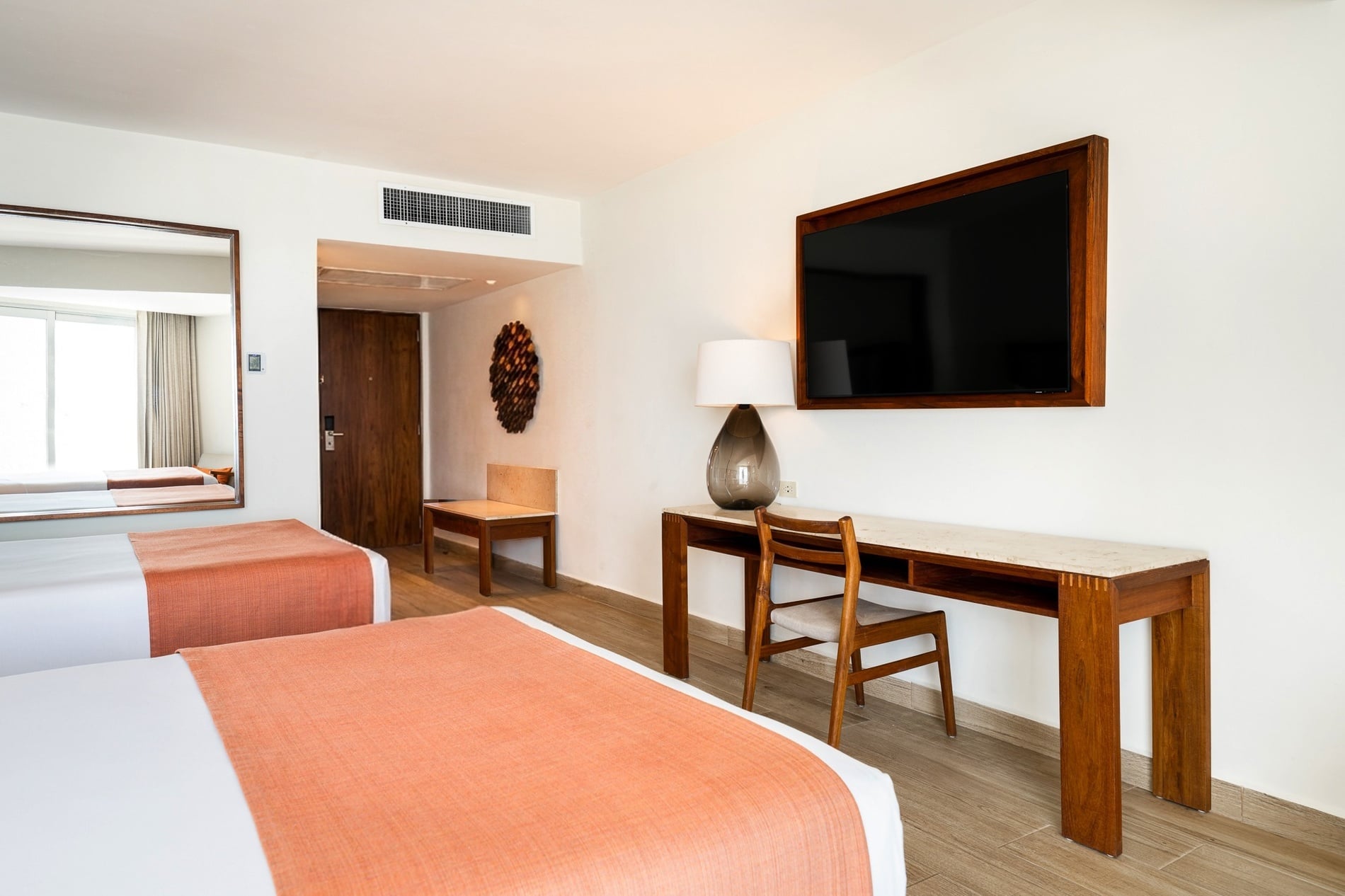 Habitación doble con TV y escritorio en Hotel Park Royal Beach Ixtapa | Pacífico Mexicano | Web oficial