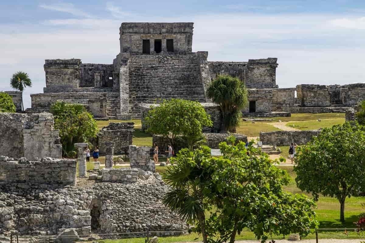 un grupo de personas camina por las ruinas de un antiguo palacio .