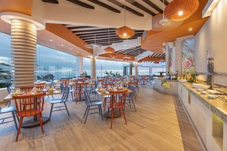 Veramda restaurante à la carte com noites temáticas no Park Royal Grand Puerto Vallarta