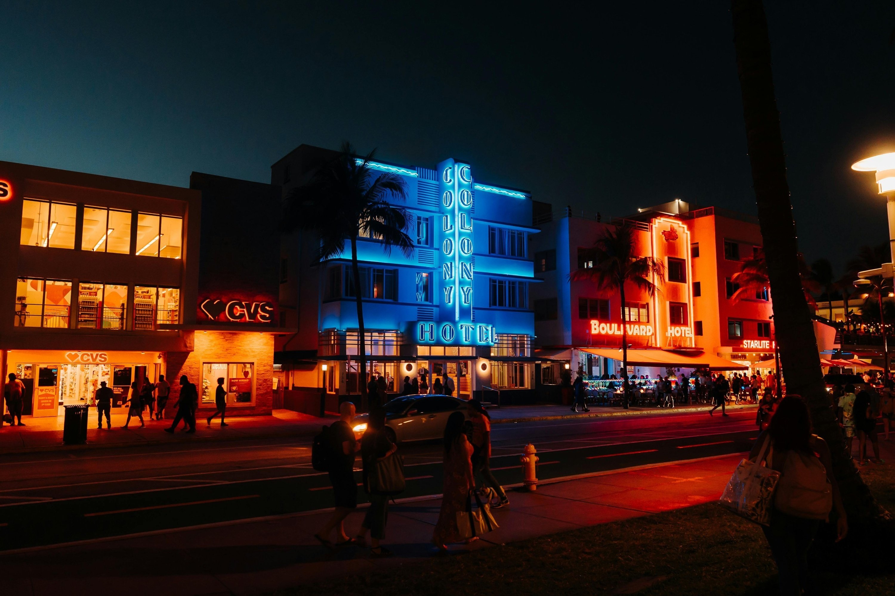 un edificio azul con la palabra hotel en él