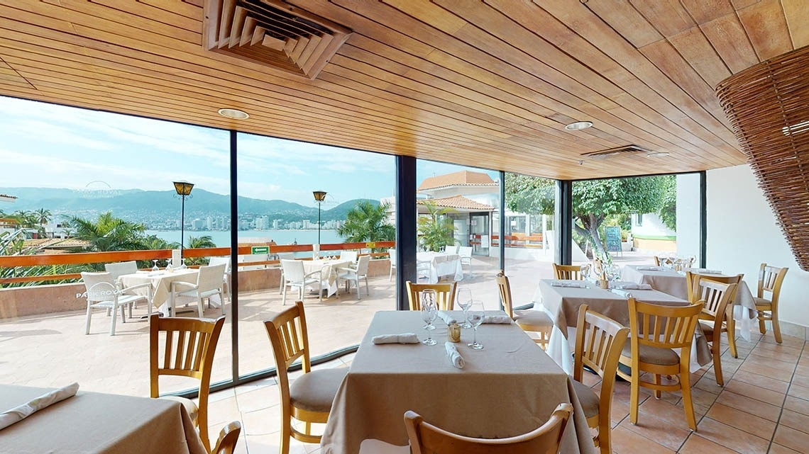 Restaurant with terrace and sea views at the Park Royal Beach Acapulco Hotel