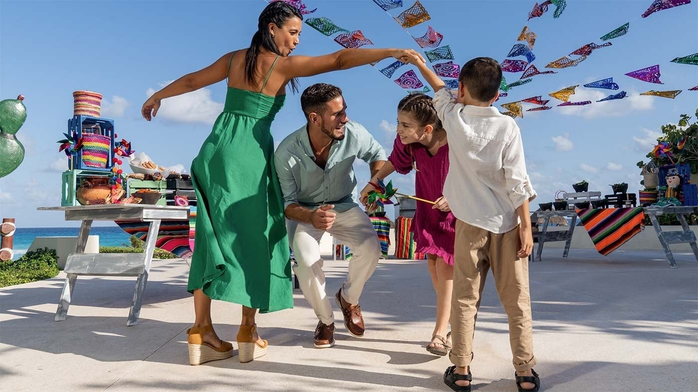 Hotel Park Royal Beach Ixtapa: familia celebrando con decoración mexicana en el Pacífico Mexicano, web oficial.