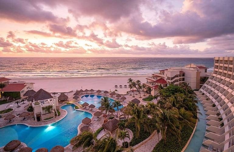 Panorâmica ao pôr do sol do Mar do Caribe e instalações do The Villas by Grand Park Royal Cancun