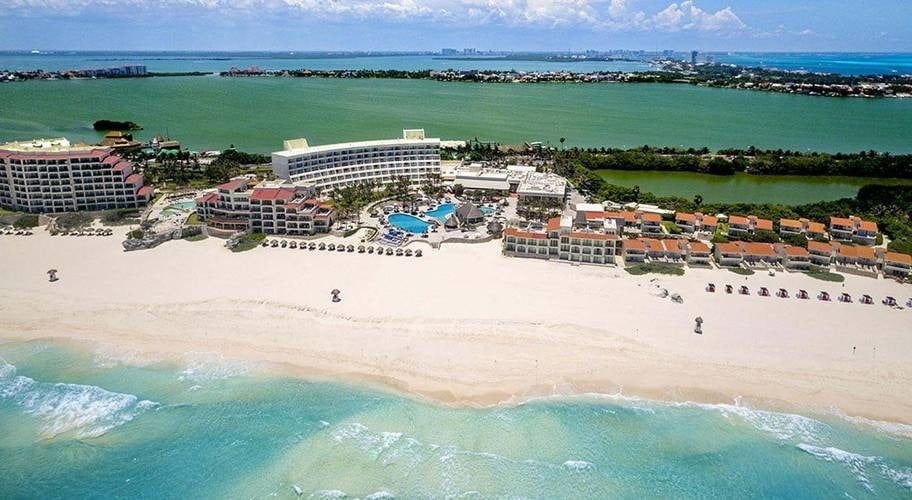 una vista aérea de una playa con hoteles y piscinas